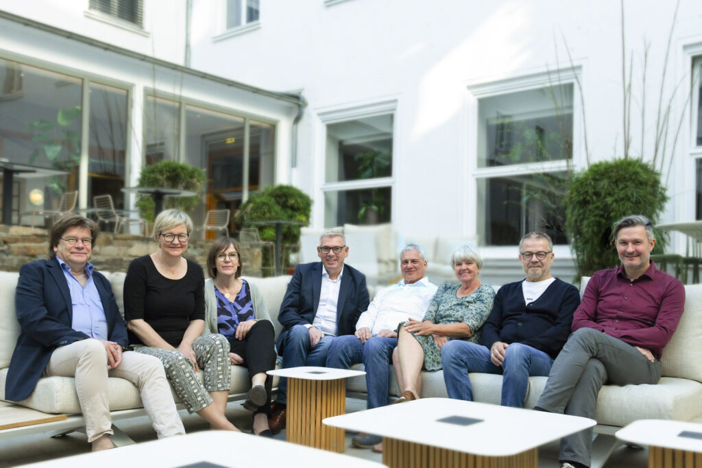 10x15 300dpi Vorstand Lg Buch Gruppenbild Sitzend