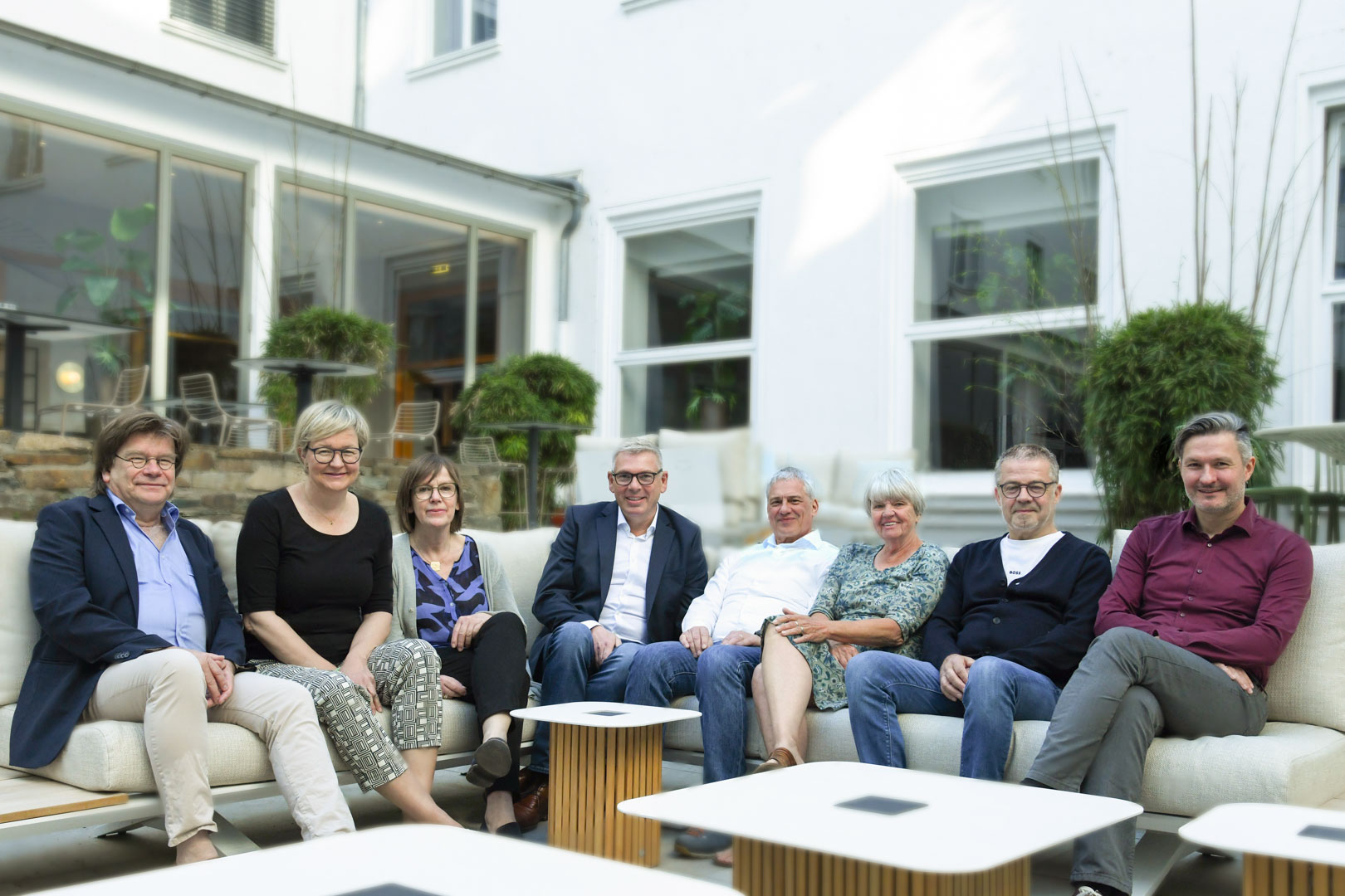 10x15_300dpi_vorstand_lg_buch_gruppenbild_sitzend